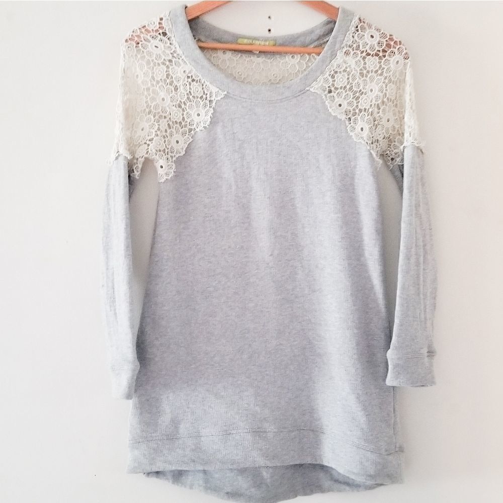 Gianni Bini sweatshirt with lace details